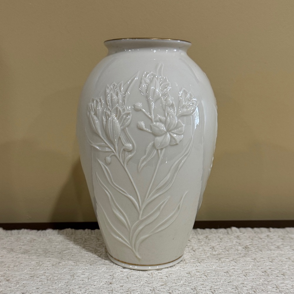 Lenox ivory china flower vase 8" with gold trim